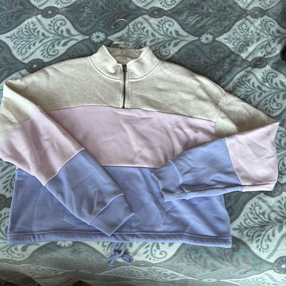 Used XS,American Eagle, grey, pink, purple, tie on the front